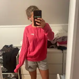 En rosa sweatshirt i märket Nike, snygg och skön.