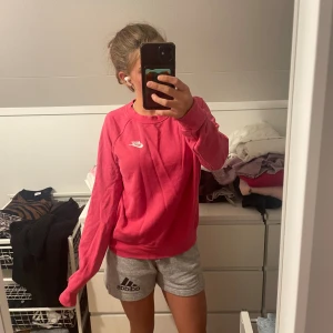 Rosa Nike sweatshirt  - En rosa sweatshirt i märket Nike, snygg och skön.