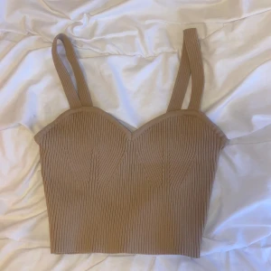 Beige topp - Säljer denna beige toppen från New Yorker. Den är helt oanvänd och säljer den då den ej kommer till användning🩷
