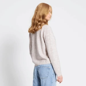 Stickad tröja  - Storlek S  Den kommer tyvärr inte till användning. Köpt i april. Skulle säga att tröjan är i beige rosa färg