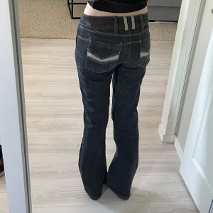 Lågmidjade bootcut jeans! - Lågmidjade bootcut jeans från Vero Moda! Storlek 38 passar mig som är 175cm och har storlek S 💞. Skriv för mer bilder och mått 💫