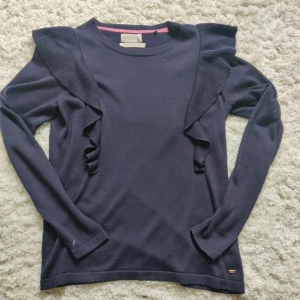 Tröja med volanger  - Superfin finstickad tröja med volanger som är marinblå. Skulle säga att den passar S också💗💗