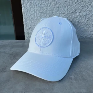 Stone Island keps  - Vit Stone island keps. Har fortfarande prislappen på.  Nypris 1500kr. Säljs för 1000 Möts i Stockholm 
