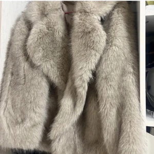 Pälsjacka - Super fin pälsjacka passar perfekt till hösten!🫶