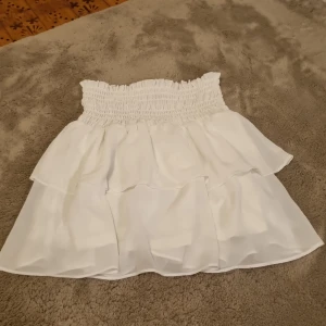 Kjol  - En superfin kjol från chelsea som inte kommer till användning. Några få trådar har gått av där uppe men inget man märker när den sitter på. Köptes för 400kr !!möts bara upp!!❤️