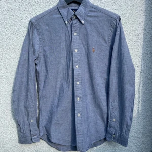 Ralp Lauren - Säljer en fet grå Ralph Lauren skjorta. Sitter som storlek S. Skjortan är i väldigt fint skick. Tveka inte på att höra av dig!