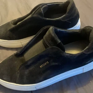 Arigato skor - De populära och otroligt snygga Axel arigato skor i storlek 38, säljs för 1500 kronor