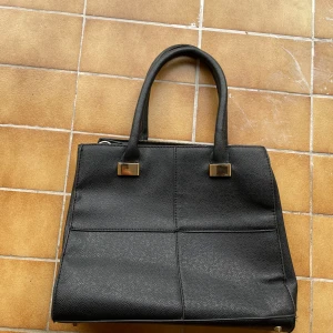 Handväska  - Handväska rymlig 