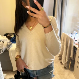 Tröja - SÅ snygg tröja för endast 150kr😍! Använts fåtal gånger! Perfekt nu till hösten.