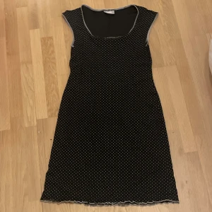 Söt prickig 50- tals klänning - En söt prickig klänning. Väldigt 50- tal pinup. Fint skick, inga defekter. 