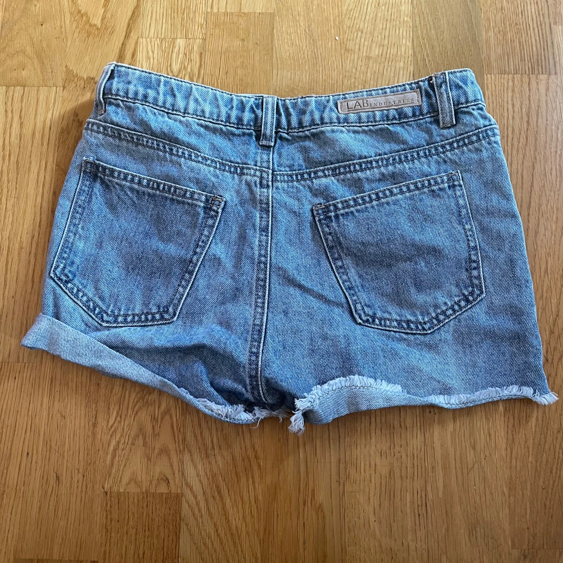Blå jeansshorts från LAB - 90