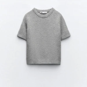 Stickad T-shirt zara - Stickad T-shirt från zara säljer då den inte kommer till användning💕lånade bilder