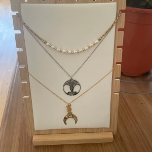 Halsband - Halsband från spanien🇪🇸🫶, allt är stainless steel Paketpris: 280kr 2 bild: 150kr  3 bild: 100kr 4 bild: 80kr