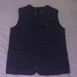 Tommy hilfiger väst - Mörkblå ,Skick 7/10 säljer pågrund av för liten på mig, säljer billigt för snabba affärer 