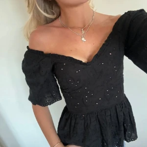 Fin hålbroderad topp😍 - Superfin hålbroderad topp från h&m, säljer för att den tyvärr var för liten. Lånade bilder☺️