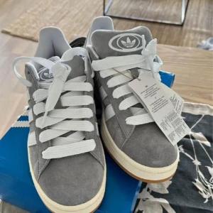 ADIDAS CAMPUS 00s - Adidas Campus 00s  (Finns i 14 olika färger) (Finns i både dam och herr storlekar)  Skriv i dm för mer info och önskemål 📦✅ ‼️In o följ @Swe_no.1plug på Instagram för mer kläder och skor ✅📦‼️
