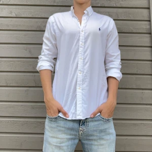 Polo Ralph Lauren Skjorta  - Hej! Säljer en vit Polo Ralph Lauren skjorta i nästan nyskick i Storlek M. Seriösa köpare kan få fler bilder. Priset kan diskuteras vid snabb affär. Skriv vid fler frågor. Allt gott/ Kasper