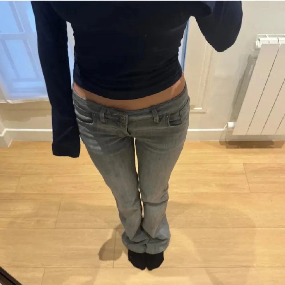 Sprillans nya jeans från subdued! Fraktas från Italien. Nypris 800 exkl frakt 🌸 Fler lågmidjade jeans finns i min profil! Lånade bilder. Midjemått 34 (tvärs över), innerbenslängd 85. Stretchiga!. Jeans & Byxor.