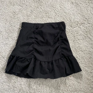 Kjol - Svart kjol från Gina Tricot som inte används längre💓