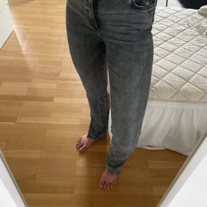 jeans zara - Jeans från Zara med slits längst ner. Grå i färgen. Fint skick men nytvättade, därav lite skrynkliga
