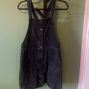 Hängselklänning från monki - Superfin klänning med rejäla fickor. 