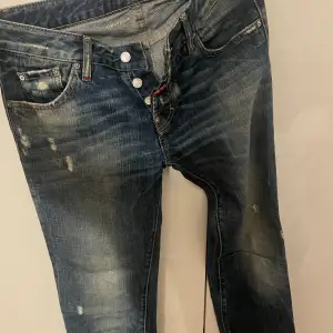 Dsquared2 jeans i blå färg, storlek 42. Inga skador