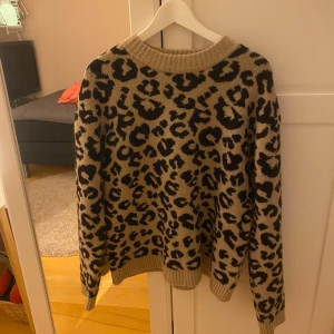Leopard stickad tröja  - Supersnygg stickad tröja i leopardmönster. Perfekt till vintern då den e varm🥰❄️
