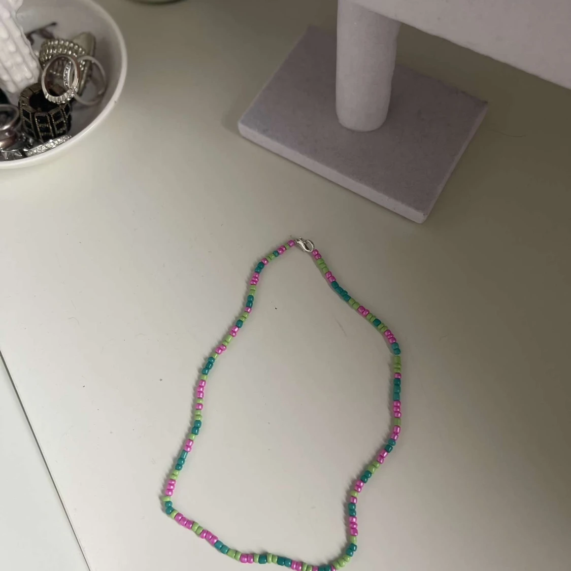 Egengjort pärlhalsband 