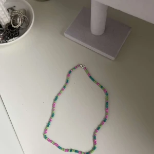 Egengjort pärlhalsband  - Egengjort pärlhalsband med rosa och gröna pärlor