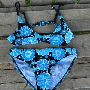 Bikini  (strl 170) - Bikini med blommor i storlek 170