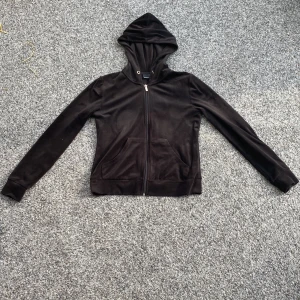 Hoodie - Storlek: XS 💗Jag säljer nu hoodie med dragkedja💗 💕 Jag har tyvärr tappat bort snörena 💕