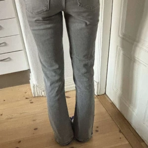 Ljusgråa jeans - Super fina jeans från Gina Young🩷 tyvärr är dom lite korta för mig därav säljer jag dem, använda 1-2 ggr🩷 tryck ej på köp nu, orginal pris 349kr