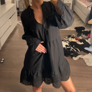 Volang klänning - Svart volangklänning med fina detaljer från zara stl s, jag är 164cm lång💕