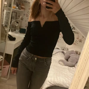 Uringad topp -  jättefin topp från h&m🫶🏼 säljer för att den förliten för mig. använd 2-3 gånger så den är i jättefint skick. tvättas såklart innan frakt 💕tröjan är jätte mörkgrön det syns nästan inte. köparen står för frakten