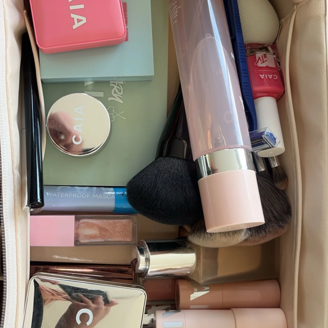 Sminkset i en sminkväska