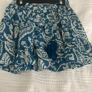 Kjol Gina young - En fin kjol som jag inte kommer använda mer den har små detaljer på kjolen och kommer tvättats om någon köper.