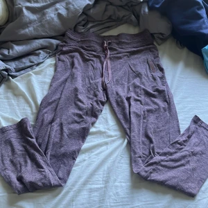 Mjukisbyxor  - Säljer dessa mjukisbyxor då de är för korta❣️Inga slitars eller skador alls❣️Det är ett litet snitt nere vid båda benen men det är inget man märker❣️