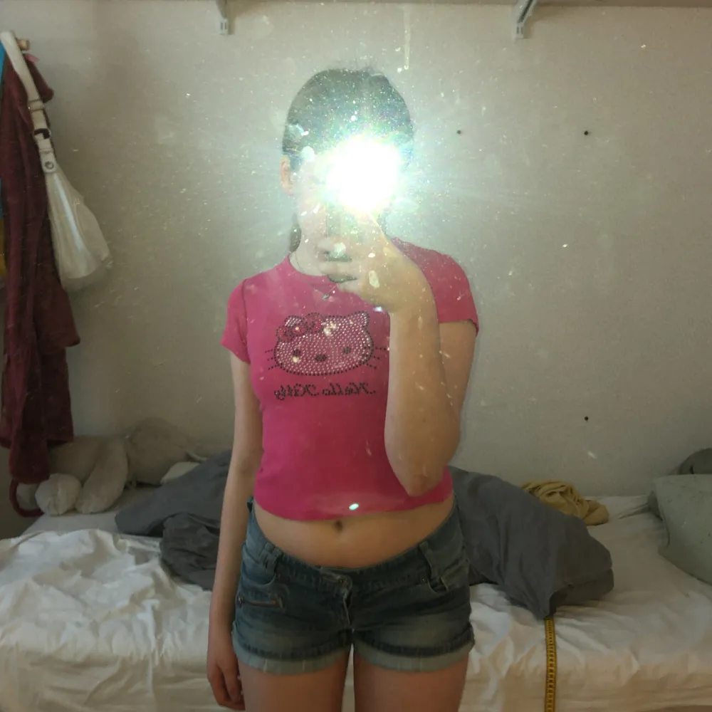 VĂ€rdelns sötaste Hello Kitty t-shirt som tyvĂ€rr Ă€r alldeles för liten för mig men ganska stretchig sĂ„ funkar frĂ„n mĂ„nga Ă„ldrar sjĂ€lv skulle jag sĂ€ga ca 3-7 Ă„r bror pĂ„ vilken vikt man har osv men kan ocksĂ„ anvĂ€ndas som magtröjađ»đ». T-paidat.