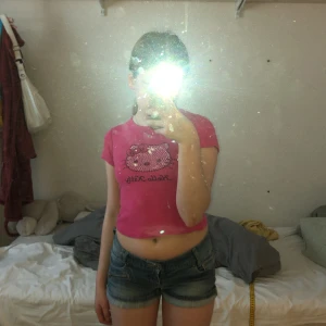 Hello Kitty baby tee🩷 - Värdelns sötaste Hello Kitty t-shirt som tyvärr är alldeles för liten för mig men ganska stretchig så funkar från många åldrar själv skulle jag säga ca 3-7 år bror på vilken vikt man har osv men kan också användas som magtröja😻😻