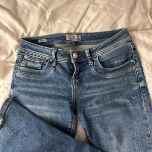 Ltb valerie jeans - Super snygga storlek 26/34 Innerbenslängden: 84 cm Midjemåttet: 37 cm plus stretch 