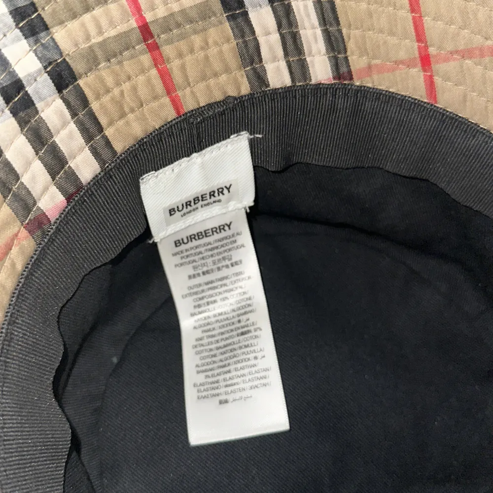 burberry fiskehatt i jättebra skick, hör av dig vid fler frågor. Accessoarer.