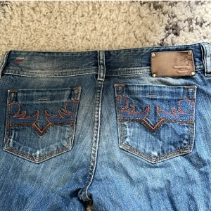 Diesel jeans - Säljer ett par bootcut jeans från diesel. Jeansen är low waist. Dom har legat ihopvikta därför är dom jätte skrynkliga men det går att stryka bort. Skriv för bilder💞priset går och diskuteras