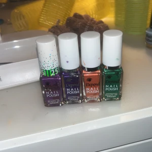 Depend nagellack - 4 olika nagellack från depend. 2 i olika lila nyanser, 1 i en orange nyans o 1 i en grön nyans. Säljer p.g.a används inte. Förpackningarna är lite slitna, men de är som endast testade. 1=9 kr, alla =30 kr. Kolla min profil💗