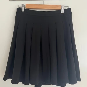 Noisy May tenniskjol - Oanvänd tenniskjol från Noisy May, köpt på Vero Moda i storlek M. Nypris 400 kr. 🌸