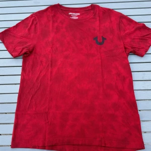 Röd true religion t shirt - Röd true religion t shirt köpt i london storlek large. I super bra skick och använd fåtal gånger
