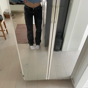 Low waist svarta jeans - lågmidjade svart/mörrkgråa jeans med straight fit i väldigt bra skick🙌🏻. trendiga, köpte de för mindre än ett år sen och tycker de är jättefina men har knappt använt för de tyvärr blivit för små i midjan för mig, de är i storlek 32 från gina tricot.