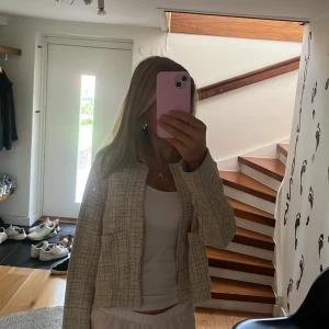 Kofta - Så snygg kort jacka från Kappahl som knte används. Har använder typ 3 gånger men den är så fin! Köptes för 400 och finns inte kvar längre💞 snyggt rutigt mönster och har fickor