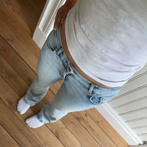 Ljusblå jeans  - Ljusblå low/mid waist jeans från bikbok. Passar xs-s. Köpta för 500kr nästan oanvända❤️