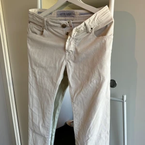 Jacob Cohen - Jacob Cohen (Creme Chinos) 98% Cotton, 2% Elastane Strl 30 Nypris 6000kr