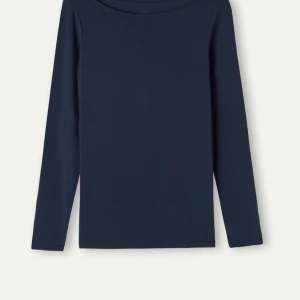 Intimissimi tröja - Marinblå långärmad tröja från Intimissimi. Båt ringad i halsen. Storlek S men passar också XS. Använd några fåtal gånger nästan ny. Passar till typ allt❤️(i bomull inte kashmir)